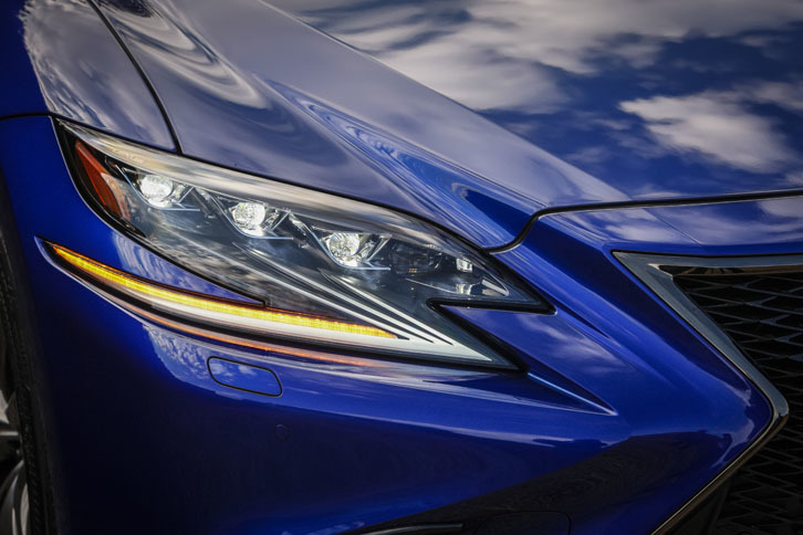 上段に8個、下段に16個のLEDを備えた、上下2段式アダプティブハイビームシステム（AHS）を採用。ハイビームでの走行頻度を増やすことで夜間の視認性向上に寄与している。
	 