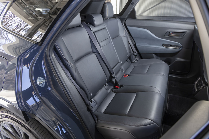 ルーフラインがリアまでストレートでボディーサイドも絞られていないため、後席は「クロスオーバー」や「スポーツ」よりも健康的な空間だ。