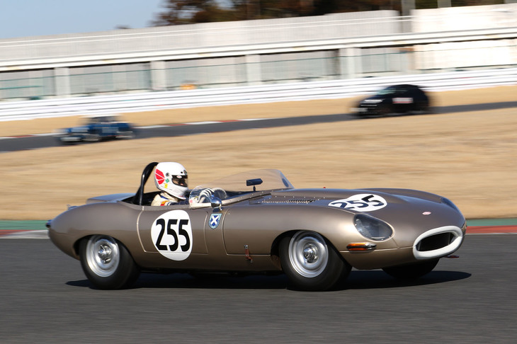 これもスポーツ走行に参加した「ジャガーEタイプ SPL」。上品なモディファイが施されたレーシング仕様。