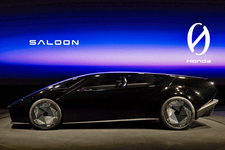 「サルーン」のサイドビュー。低い車高とシンプルなワンモーションフォルムが特徴で、ウエッジシェイプのフロントまわりと底部が跳ね上がったリアまわり、強く張り出したリアフェンダーがスポーティーだ。