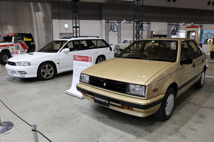 1985年「いすゞ・ジェミニ」と1993年「スバル・レガシィツーリングワゴン」。