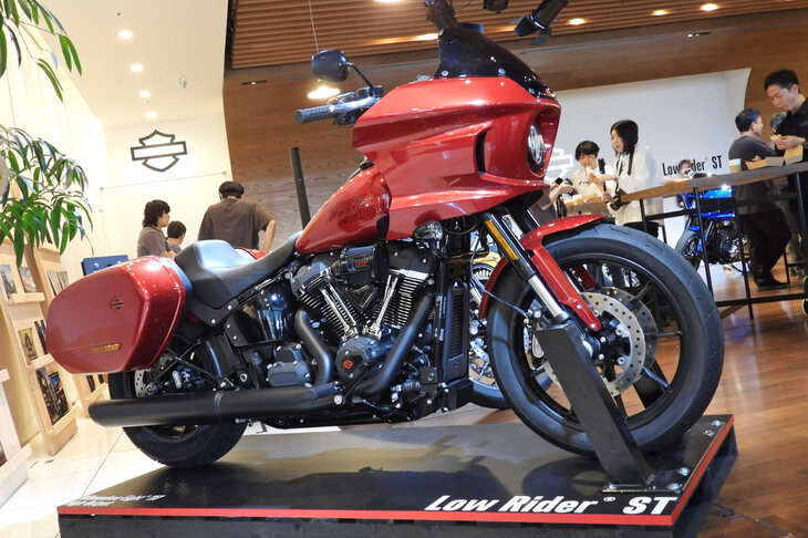 ブラックトリムの「ローライダーST」。
