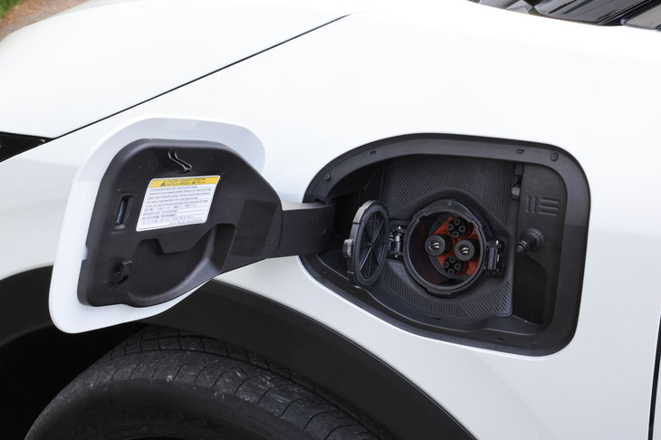 「リーフ」の特徴ともなっていた従来型でフロントノーズにあった充電ポートは、最新モデルでは左右のフロントフェンダーに設置位置が変更された。運転席側が普通充電用、助手席側がCHAdeMO対応の急速充電用となっている。