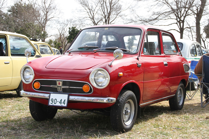 国産FFのパイオニアだった「スズライトフロンテ」から、時流に逆らうようにRRに転換して1967年にデビューした「スズキ・フロンテ360」。空冷2ストローク3気筒エンジンによる軽快な走りでヒットしたが、これは1970年のマイナーチェンジ以降のモデル。