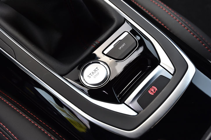 センターコンソールには、エンジンの始動ボタンやスポーツモードの選択スイッチが並ぶ。パーキングブレーキは電動式。