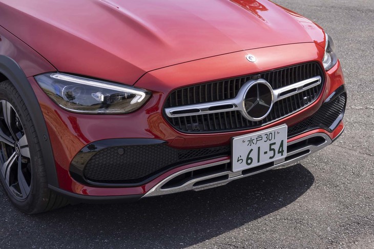 フロントグリルはメルセデスのSUVと同じシングルルーバータイプを採用。バンパー下部にはアンダーガード風の装飾があしらわれる。