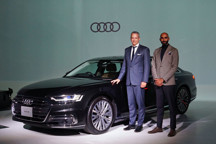 2018年9月1日に就任したばかりのアウディ ジャパンの新社長、フィリップ・ノアック氏（写真左）と、独アウディのエクステリアデザイナー、アマール・ファヤ氏。
	 
