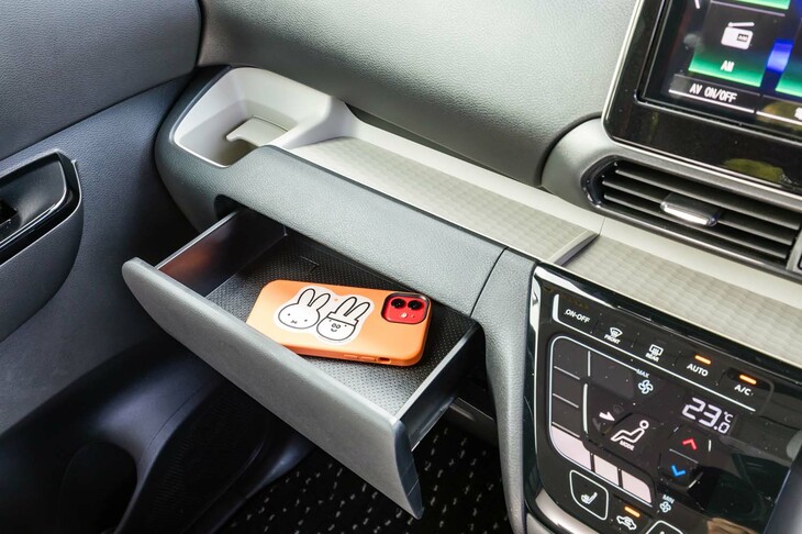 助手席前方の引き出しはティッシュボックスにぴったりのサイズ。さらにこの下にグローブボックスがある。