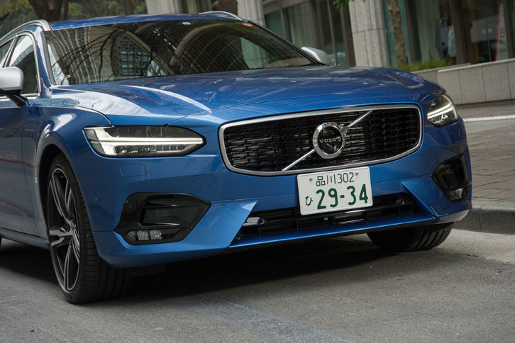 「R-Design」専用デザインのフロントマスク。フレームにシルクメタルを使用したフロントグリルと、グロスブラックのロワグリルがスポーティーなイメージを高めている。