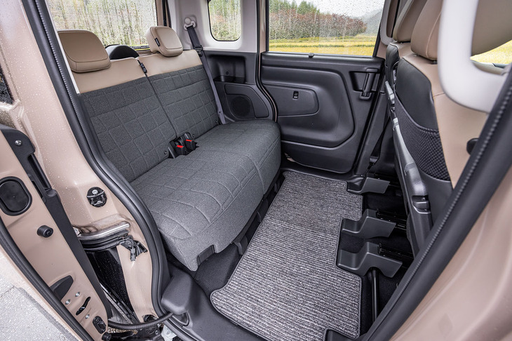 リアスライドドアの開口幅は650mm、後席のスライド量は320mmで、これらの数値は先代モデルと同一だ。ステップ高は2WD車が370mm、4WD車が400mm。前後ともシートの表皮にははっ水生地が採用されている。