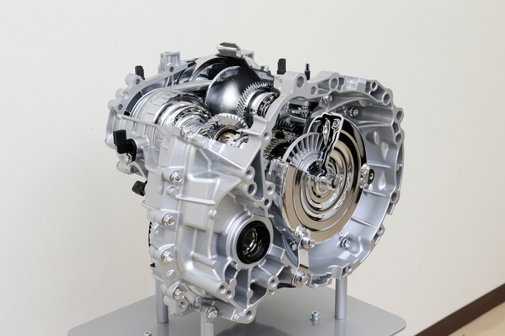 新型「タント」に搭載される「デュアルモードCVT（D-CVT）」。変速比幅は、従来型CVTの5.3を大きく上回る、7.3を実現している。