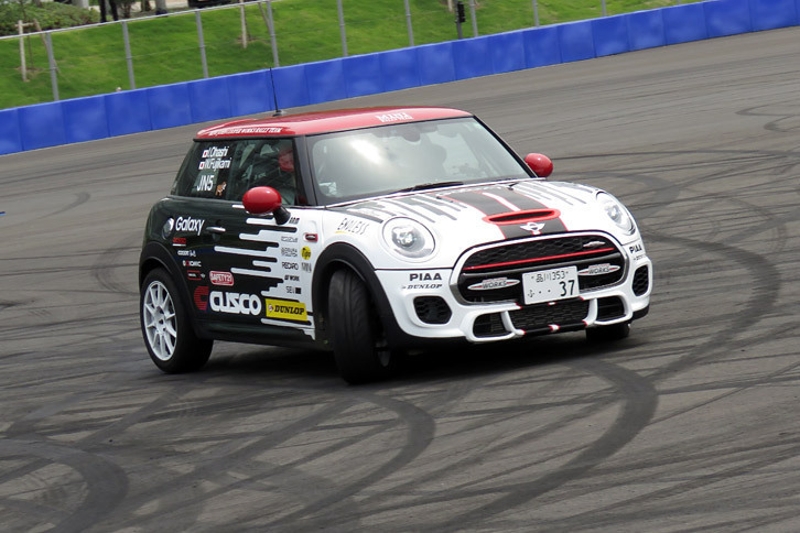 こちらは全日本ラリー選手権で戦う「MINIジョンクーパーワークス」の競技車両。ドライバーは大橋逸夫選手だ。