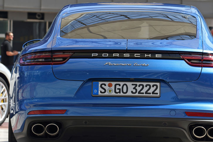 リアの“フレアショルダー”がより強調され、「911」とのつながりがアピールされる。