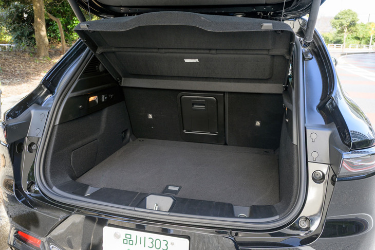 ラゲッジルームの容量は500リッターで、フロアボードは上下2段で高さの調整が可能。左の側壁には12Vの電源ソケットが備わる。
