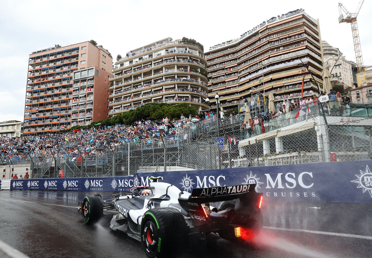 アルファタウリの角田裕毅（写真）にとっては、雨さえなければ入賞もあり得たレースだった。予選では、フロアをアップデートしたマシンを駆りQ1で2番手、さらに今季2度目のQ3進出を果たし見事9位につけ、表情も明るかった。レースでは、スタートからしぶとく9位を守り続けたのだが、中盤に雨が降り出すとブレーキに悪戦苦闘することに。マクラーレンの2台に抜かれた後、コースアウトして大きく順位を落とし、結果15位。一方ルーキーのニック・デ・ブリースは予選12位から自身ベストの12位フィニッシュとなった。（Photo=Getty Images / Red Bull Content Pool）