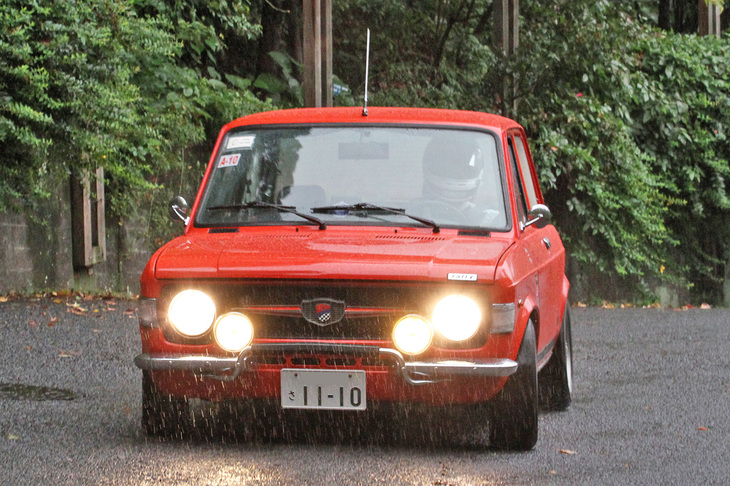 「レッドテールヒル・チャレンジャーズカップ」と題された、2日目早朝のヒルクライムには23台が参加した。今回はあいにくのウエットコンディションで、ご覧のように雨量が多いタイミングでの出走となったのは1972年「フィアット128ジャンニーニ」。
