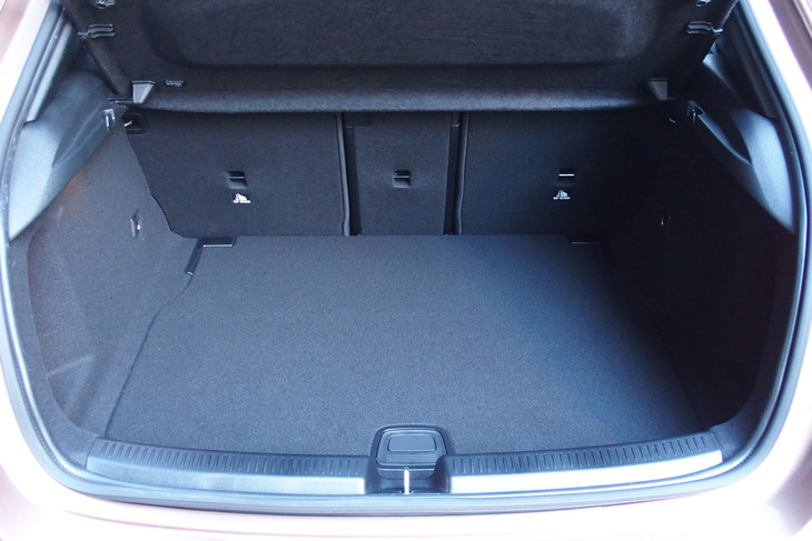 メルセデス・ベンツA200d（荷室）