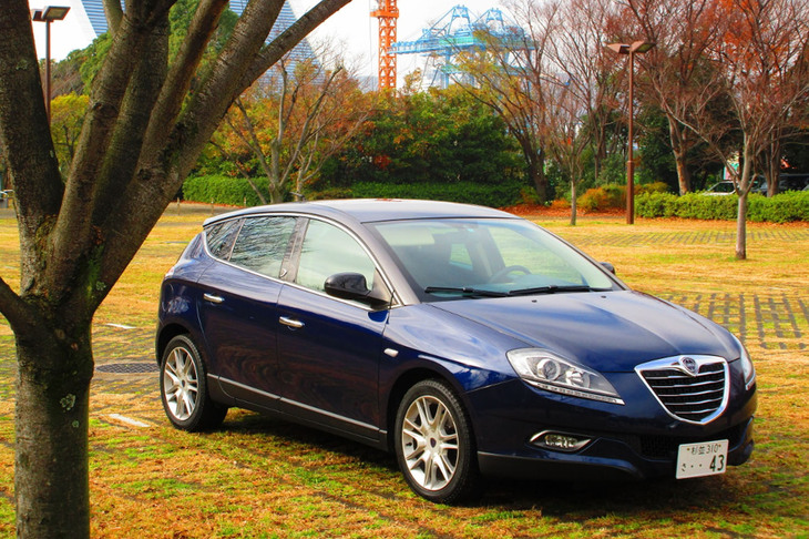 8年前に中古で買った「ランチア・デルタ1.6ディーゼルターボ」。さすがイタリアの至宝ランチアだけあって内外装はサイコーにオシャレだった。しかし、あまりにも直進安定性が低くて疲れてしまい、1年余りで手放した。