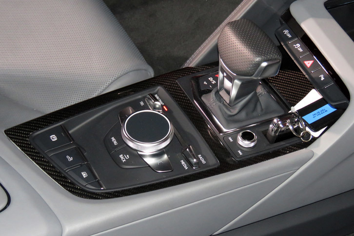 アウディR8スパイダー（センターコンソール）