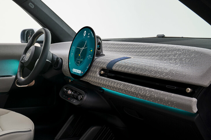 厚みがなく、センターディスプレイとステアリングホイール以外に目立つもののない「MINIクーパー」のインストゥルメントパネルまわり。これは極端な例だが、今日の自動車のインテリアデザインに、こうした“主張のなさ”を志向するトレンドがあるのは事実だ。