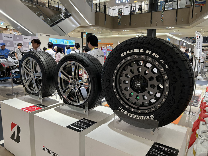 会場内には、ブリヂストンの最新タイヤも展示された。SUV向けタイヤ「デューラー オールテレインA/T 002タイプG」（写真右端）とプレミアムコンフォートタイヤ「レグノGR-XIII Bエディション」（同中央）は、専用デザインを採用することでドレスアップ効果を高めたもの。いずれもオンラインストア限定販売だ。そして、まもなくシーズンインとなる最新スタッドレスタイヤ「ブリザックWZ-1」（同左端）も展示されていた。