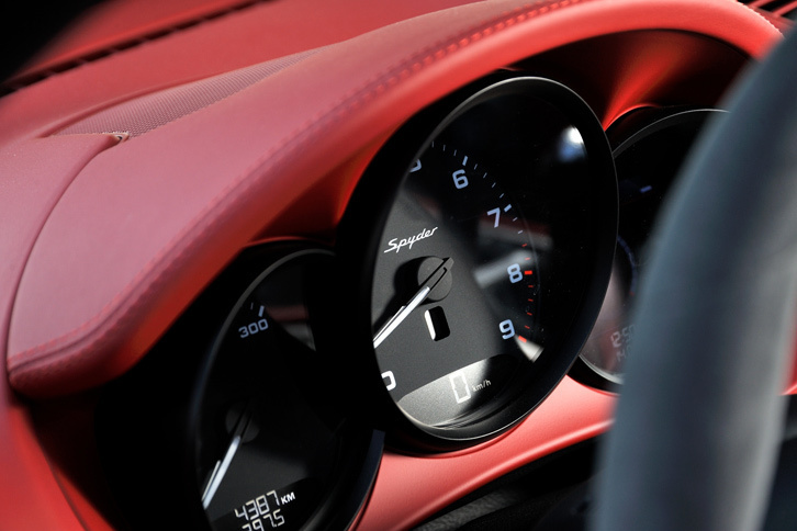 メーターまわりでは、エンジン回転計の文字盤に「Spyder」のロゴがあしらわれる。