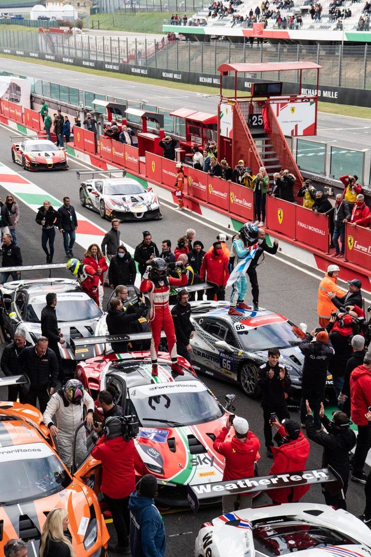 マシンの上でガッツポーズを見せる参加者たち。最近のフェラーリは、クルマをガレージにしまっておくドライバーではなく、イベントに積極的に参加し、走る姿を見せるオーナーを大事にする傾向にある。