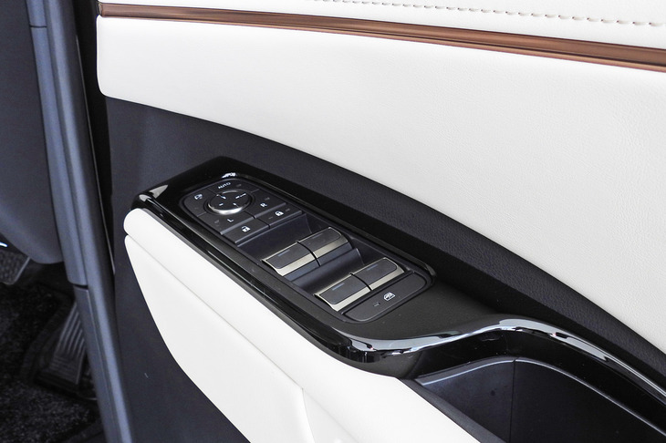 レクサスLM500h“バージョンL”（フロントドアコンソール）