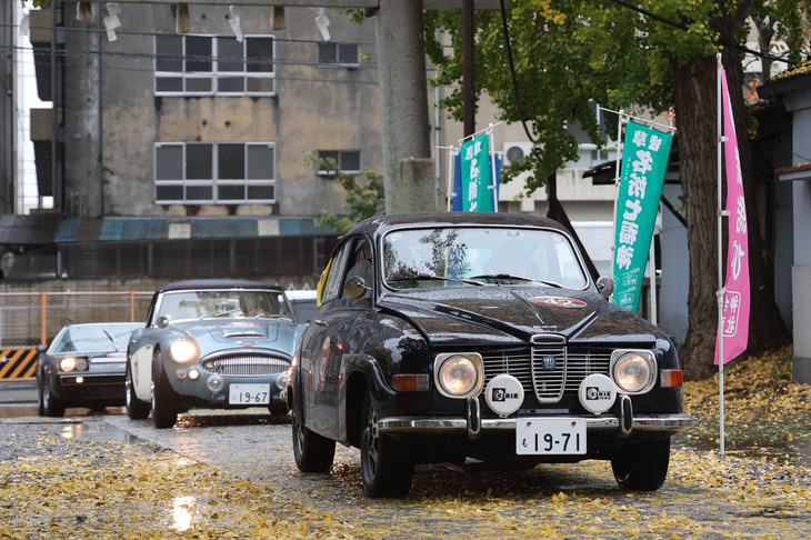 このイベントでは初めて見た1971年「サーブ96 V4」。2ストローク3気筒エンジンからドイツフォード製の1.5リッターV4ユニットに換装された、今はなきサーブの長寿モデル。後ろに「オースチン・ヒーレー3000 Mk3」と「ディーノ208GT4」が続いている。