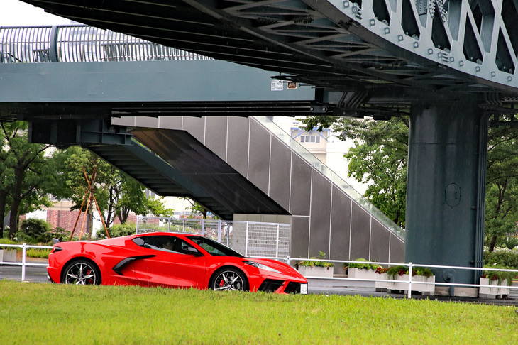 ボディーカラーはクーペとコンバーチブルを合わせ全7種類。「3LT」ではカーボン製のスポイラーやドアミラーカバー、切削加工のアルミホイール、赤もしくは黄のカラードブレーキキャリパーなどが外装の特徴となる。