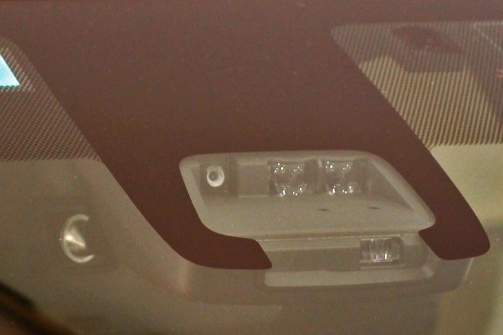 自動車部品サプライヤーとして存在感を示すドイツのコンチネンタルは、日本車を含め、多くの自動車メーカーに運転支援システム用のセンサー（写真）を供給している。