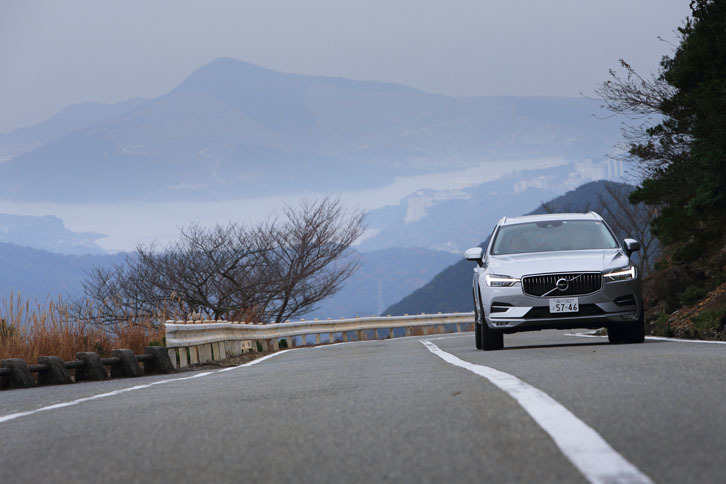 伊勢志摩スカイラインを駆け抜ける「XC60」。着座位置が高めなこともあり、ドライバー、パッセンジャーともに良好な視界が得られる。
