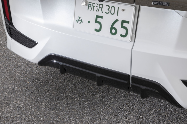 リアバンパー下部にはディフューザーを装着。これらの専用パーツにより、“実効力のある”エアロダイナミクスが追求されている。