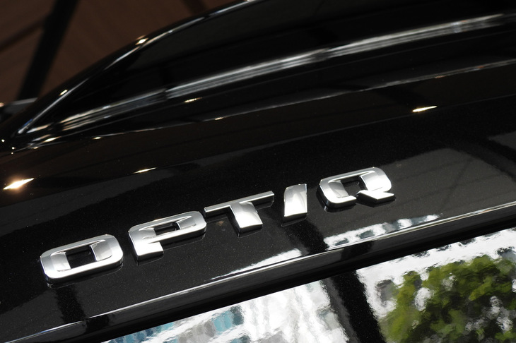 キャデラック・リリック（「OPTIQ」バッジ）