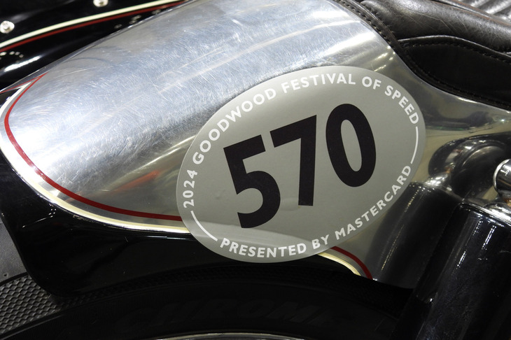 このバイクは2024 年春に海を渡り、英国、フランス、ドイツなどでカスタムバイクイベントに出展されたほか、英国では「グッドウッド・フェスティバル・オブ・スピード」にも参加。「The Hillclimb」で走る姿を披露した。