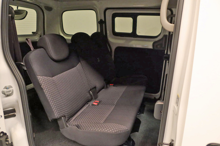 ベース車「NV200バネット」のリアシート