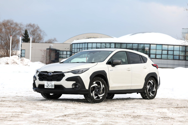 2024年12月5日に発表された「スバル・クロストレック」の電動パワートレイン「e-BOXER（ストロングハイブリッド）」搭載モデル。今回は冬の青森・酸ヶ湯で最上級グレードである「クロストレックS：HEV EX」に試乗した。車両本体価格は408万6500円。