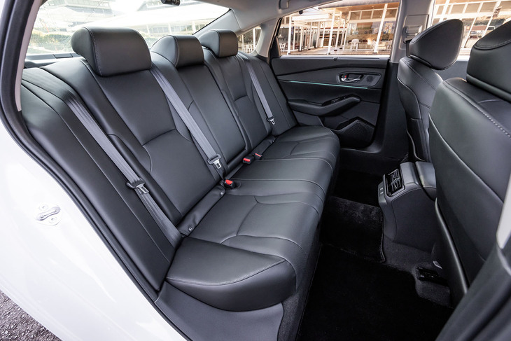 後席の座面は前席よりも高く設定され、良好な視界が確保されている。背もたれには一体可倒機構とスキートンネルを内蔵。日差しを和らげる手動式サンシェードが左右のウィンドウに備わる。