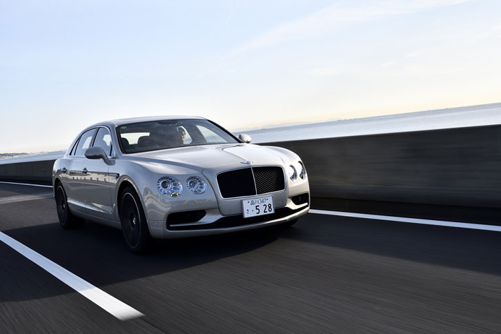 4WDシステムの通常時の駆動力配分は前40：後ろ60。これが路面状況に応じて15：85から65：35までの間で変わる。