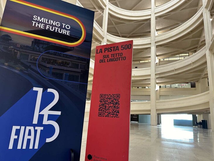 リンゴット・ビルのアイコンでもある、地上と屋上を結ぶスロープ。2024年がフィアットの創業125周年であることを告知するボードが、さまざまな場所に立てられていた。