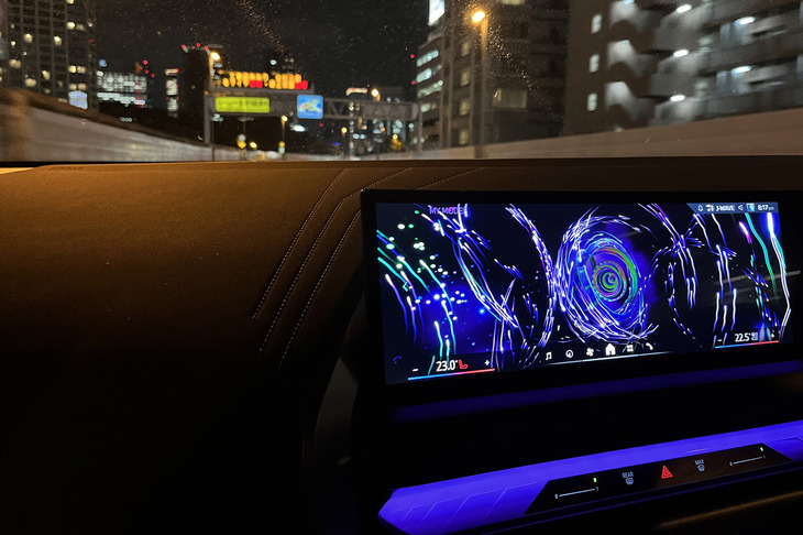 アンビエントライトはぶっとく光ってよく目立つ。これでメルセデスと同じようにオーディオと同調して明滅してくれれば言うことナシなのだが……。今回は少しでも派手に見えるように、運転環境を切り替えられるマイモードで「DIGITAL ART」（写真）を選択してみた。