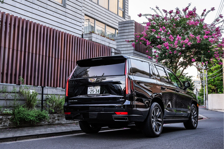 高速道路の渋滞を避けるべく、早朝に東京を出る。「エスカレード」のエンジンは6.2リッターV8という大排気量だが、そのサウンドは丁寧にしつけられており、近隣に過度に気を使う必要はない。