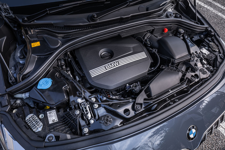 「218i」に搭載される最高出力156PS/5000rpm、最大トルク230N・m/1500-4600rpmの1.5リッター直3ガソリンターボエンジン。7段のデュアルクラッチ式ATとの組み合わせで前輪を駆動する。