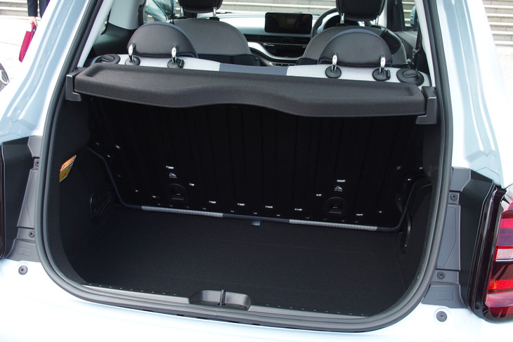 フィアット500e（荷室）