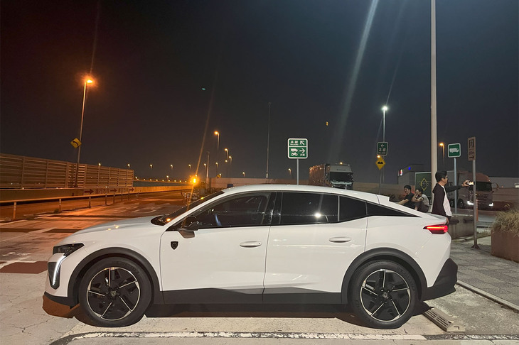 「408」は実に自分好みのクーペSUVである。以前試乗した際は、隣家の修繕にきた職人さんに「ランボルギーニみたいですね」と言われた。ランボルギーニかどうかはともかく、注目されるデザインであることは間違いない。