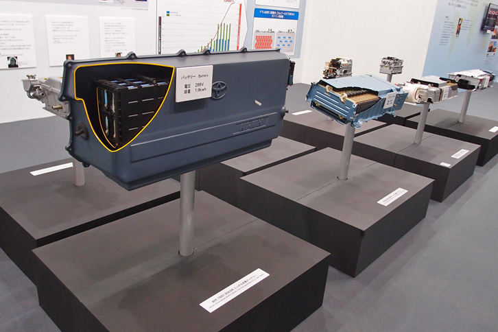 歴代「プリウス」のニッケル水素バッテリー。写真手前が初代のもので、モデルチェンジするたびに（写真右奥に向かって）小型化されているのがわかる。