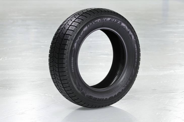 「オブザーブ ギズ3」は、従来型の「ギズ2」よりもアイスブレーキ性能が22％アップし、そのアイスブレーキの効きが長持ちすると、特徴がアナウンスされる。デザインについては、ギズ2譲りとなる左右非対称のトレッドパターンが目を引く。