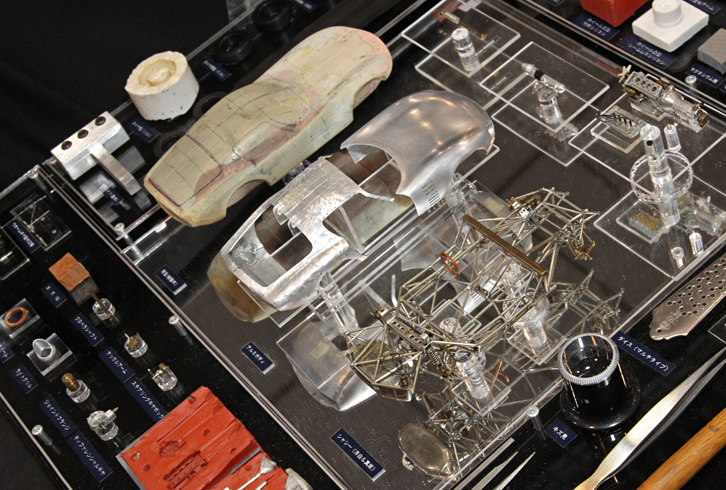 エンスーなモデラーの間では有名な、すべてのパーツを素材からスクラッチビルドしている1/24「アルファ・ロメオ・カングーロ」。自動車メーカー勤務のデザイナーである斎藤 勉氏が、10年越しで手がけている作品である。