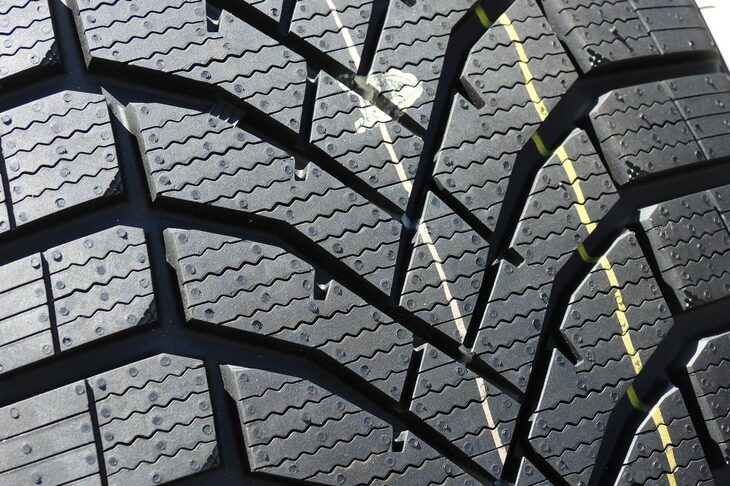 既存のオールシーズンタイヤ「オールシーズンマックスAS1」より“ウインター寄り”の性能バランスとなっている「シンクロウェザー」。実際、サイプの量は通常のオールシーズンタイヤより多いとのことだ。