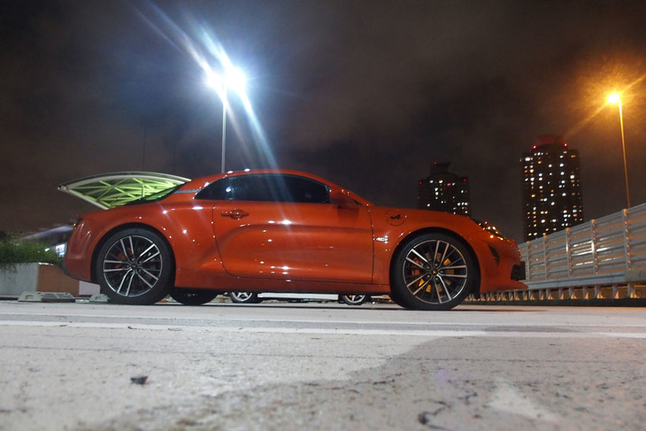 「A110 S」のボディーサイズは全長×全幅×全高＝4205×1800×1250mm、ホイールベース＝2420mm。この数値はマイナーチェンジ前のモデルと同一となる。